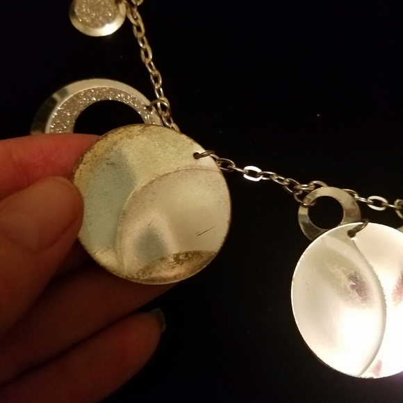 Silver tone necklace with 2 pairs of earing set - Picture 7 of 8